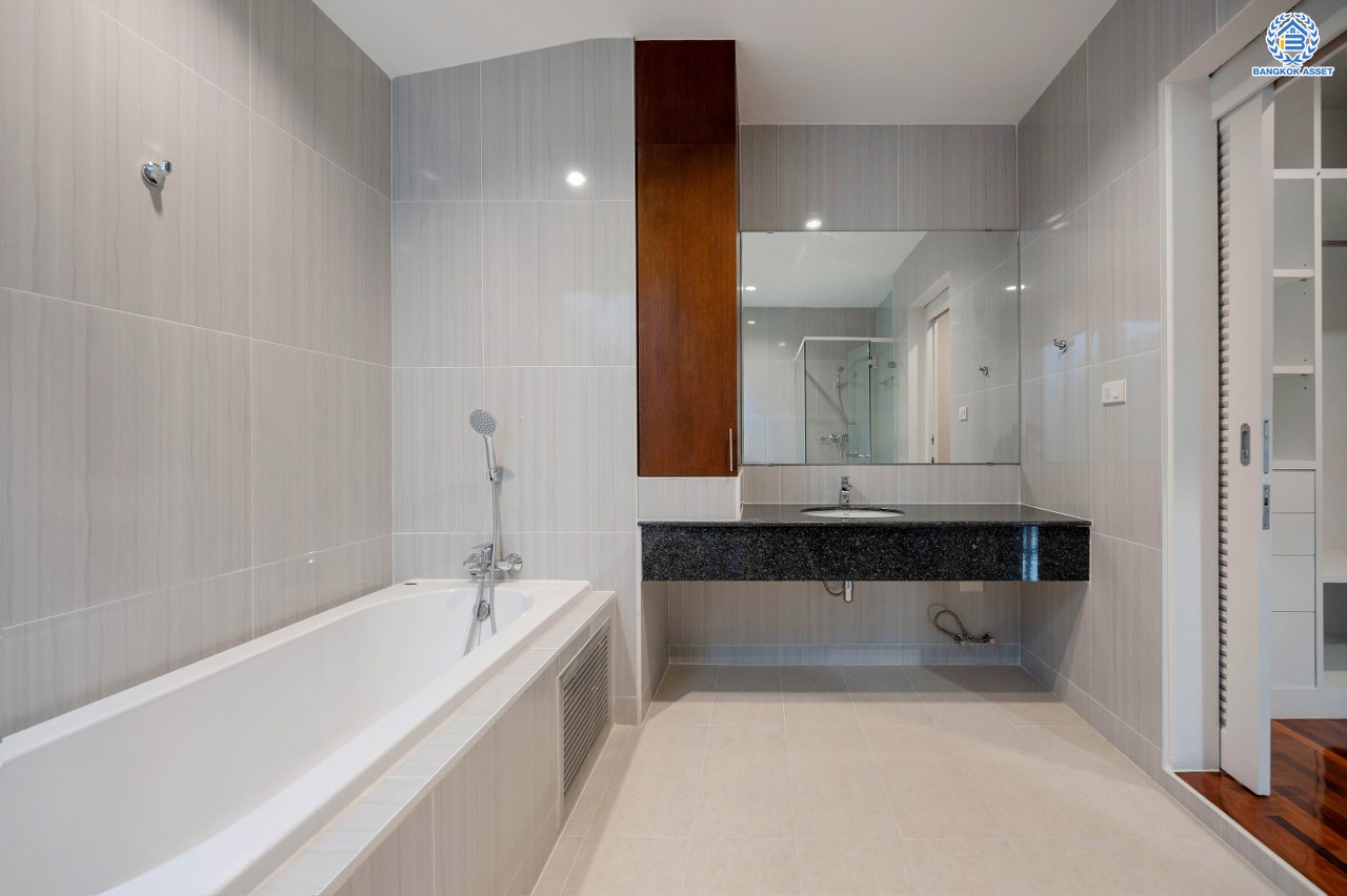 บ้านมือสองตกแต่งใหม่ โครงการ โนเบิลวานา ปิ่นเกล้า1 บ้านเดี่ยวหลังใหญ่ เนื้อที่ 65.6 ตร.ว. พื้นที่ใช้สอย 206.4 ตร.ม. ฟังก์ชัน 3 ห้องนอน 3 ห้องน้ำ 2 ห้องอเนกประสงค์  1 ห้องแม่บ้าน จอดรถได้ 2 คัน บนสุดยอดทำเลเดินทางสะดวก หน้าโครงการติดถนนใหญ่บรมราชชนนี ใกล้ทางคู่ขนานลอยฟ้าบรมราชชนนี ม.มหิดล เซ็นทรัลศาลายา และรายล้อมด้วยสิ่งอำนวยความสะดวกครบ...